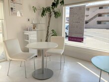 ポーラ ザ ビューティ 松山南はなみずき店(POLA THE BEAUTY)の雰囲気（カウンセリングルーム。白基調の明るい店内です。）