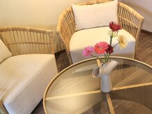 アズ(as)の雰囲気（心まで落ち着く、居心地の良い待合室もごさいます◎）