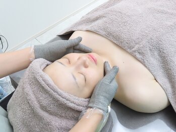 ラウレア(Laule'a)の写真/二の腕・肩甲骨・フェイスラインどこを見られても美しい花嫁姿に！ドレスが映える美バストを創り上げます☆