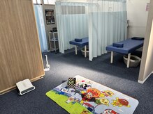 てらたに接骨院の雰囲気（半個室の施術室。ベッド近くにキッズスペースも準備出来ます。）