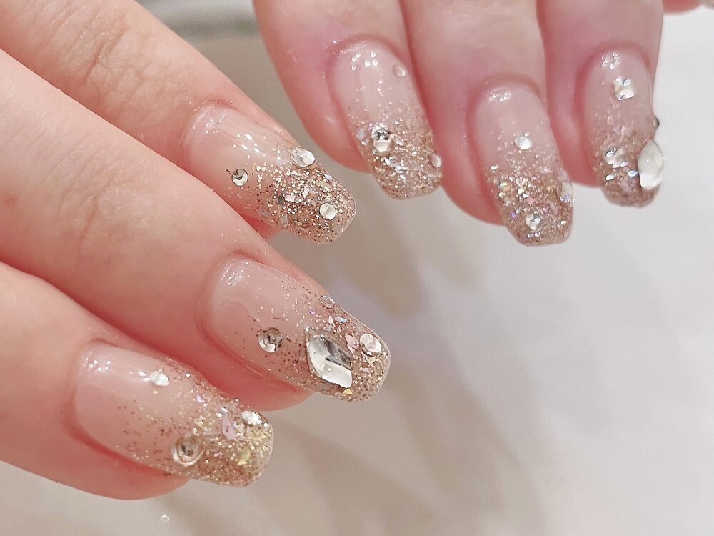 2025年冬】ストーン ラメグラデーション ハンドのネイルデザイン集  