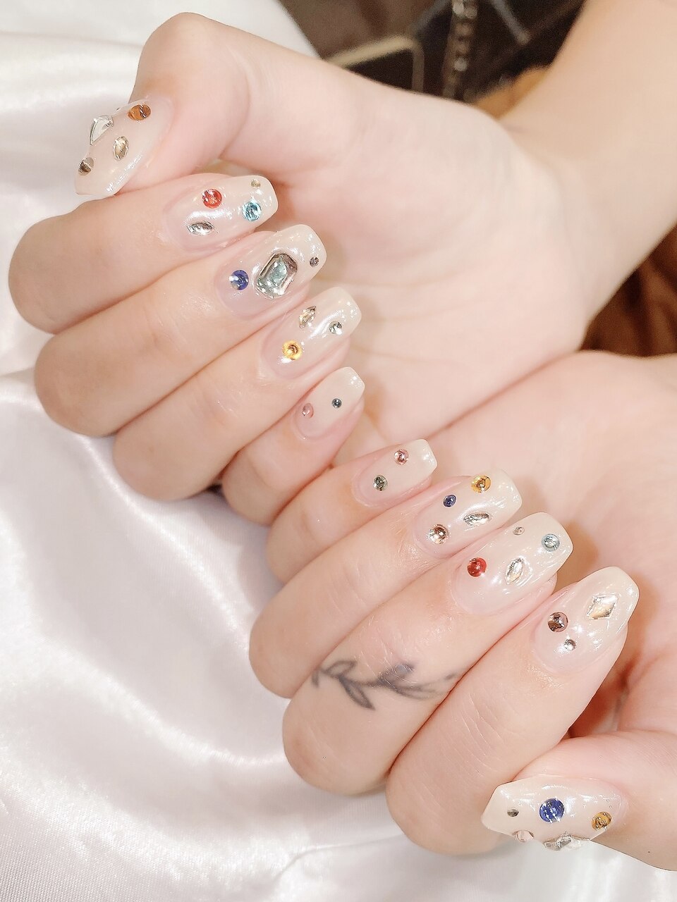 2025年秋トレンド】宝石箱のネイルデザイン集｜人気順