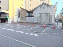 リラクゼーションサロン トップス(TOPS)の雰囲気(店舗斜めに専用無料駐車場8台有。赤いコーンが目印です。)