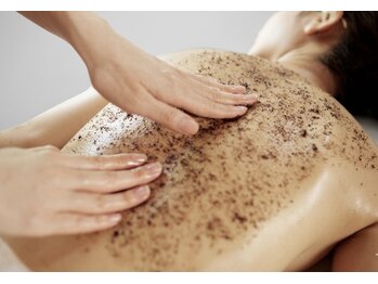 エステ リラクゼーションサロン(more)の写真/背中ハーブピーリングでニキビ・くすみ・むくみを解消し、理想の肩甲骨ラインと透明感ある背中へ☆