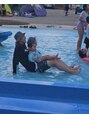 れんげ鍼灸整骨院 家族でプールに行き子供にバケツの水を浴びせせようとたくらみ中