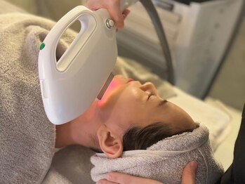 アム バイ オーキッド 代々木公園(UM by ORCHID)の写真/【ハリ・弾力を生み出す光フェイシャル】コラーゲン生成を促しほうれい線/小しわ改善！ふっくら弾力肌に◎