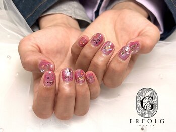 ピンクのキラキラネイル
