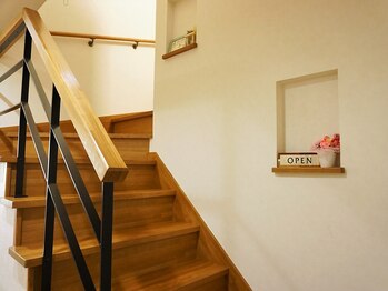 フロー(Flow)/サロンへ続く専用階段☆