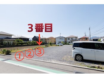 ルカルム(Le.Calme)/道路より3番目が専用駐車場
