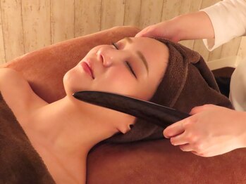 頭蓋骨 小顔矯正サロン グレースフィオーレ 札幌店(gracefiore)の写真/頭皮から施術する【頭蓋骨小顔矯正×マシン】その場しのぎではない,定着する”たるみケア×リフトアップ”!