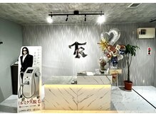 個室の施術ルーム/テレビ完備