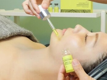 デディア 恵比寿(dedia)の写真/脂肪分解レモンボトル★二重あご/口横のポニョ改善!輪郭ケアに効果大!ほうれい線ケア!リフトアップ効果も◎