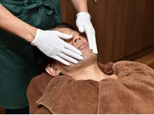 剃り師でもあり、エステティシャンでもあるオーナー