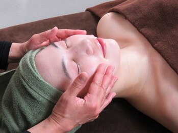 アブリール(Abrille)の写真/ハリ・ツヤ・透明感。すべてを叶える最先端エイジングケアで潤いあふれるハリ肌へ。透明感と潤いをあなたに