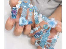 クレイジーネイルズアンドアイ(CRAZY NAIL'S&EYE)の雰囲気（水色にパーツ盛り盛りギャルネイル♪派手好きさんにオススメ♪）