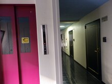 京都美顔/エレベーター５階降りて左の廊下