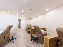 ダイヤモンドアイズ 池袋西口店(DIAMOND EYES)の雰囲気（隣のお客様が気になりにくい！半個室風の施術スペース♪）