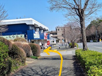 ぽかぽか整体/サロン道順４　青い建物