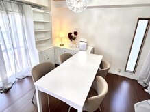 チェリッシュ 中川店(Cherish)の雰囲気（日差しがたっぷり入る明るい店内）