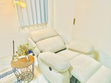 ヘッドスパは専用のリクライニングチェアでリラックス♪