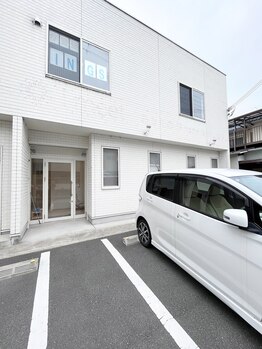 アオイプラス(碧 Plus)/白い建物の1階です