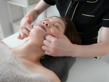 リブラ(LIBRA)の写真/乾燥に負けない！【顔】【頭皮】【デコルテ】ケアでほうれい線・目尻のシワを改善し若々しい印象を作ります