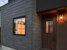 -店舗外観- 真っ黒なお家が目印です＾＾