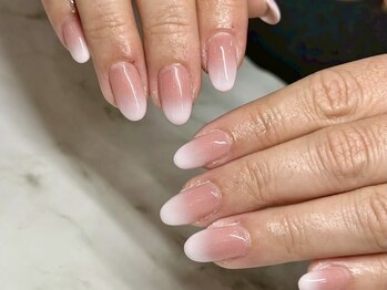 白グラデ×オフィスネイル