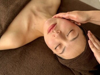 ナチュラル 箱崎店(NATURAL)の写真/【箱崎駅4分】デコルテリンパ付でお顔むくみスッキリ◎お顔リンパ45分￥6980/小顔矯正コルギ60分¥9800