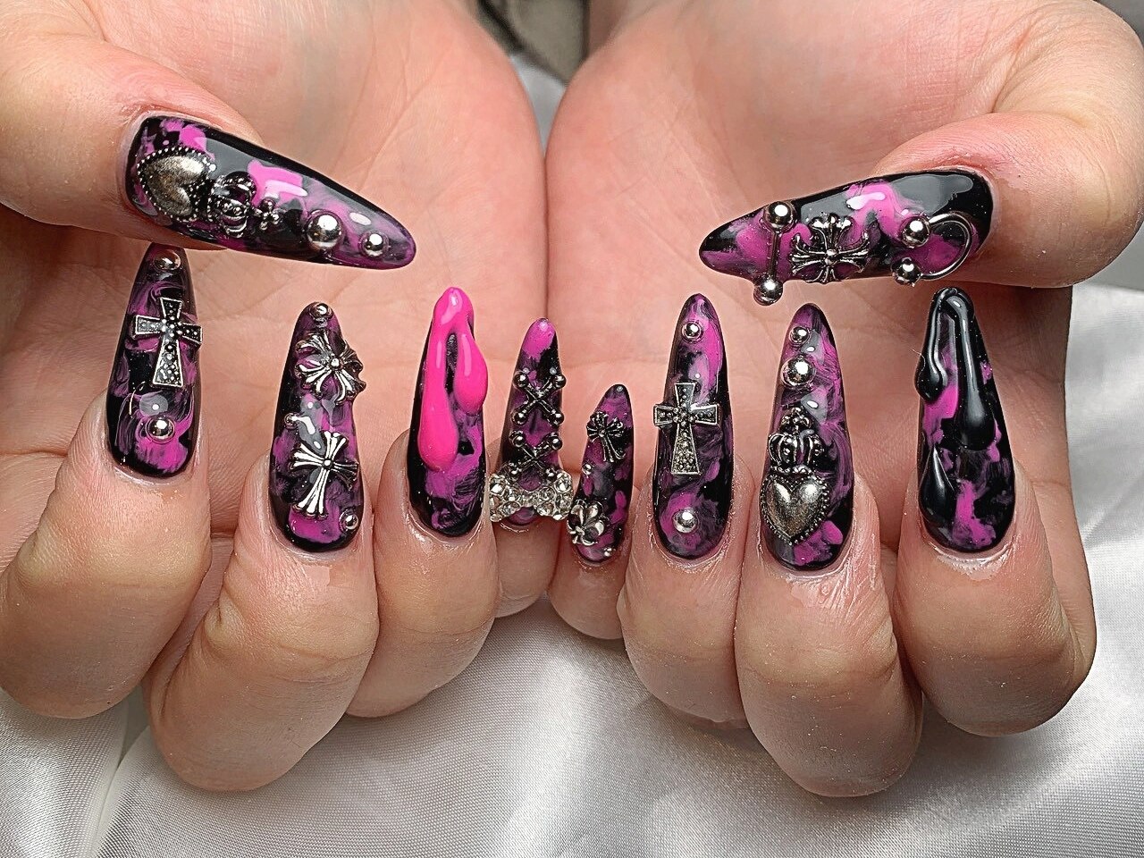 2026年冬トレンド】ブラック スーパーロングのネイルデザイン集｜人気