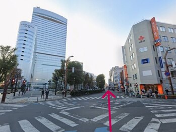 メンズ専門 ダンディースター大宮店/交差点を矢印の方向へ