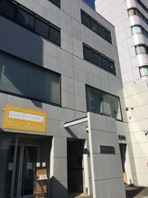 スパアンドエステ リラ 一宮店(Liras)/桃花館 コンクリートの建物です