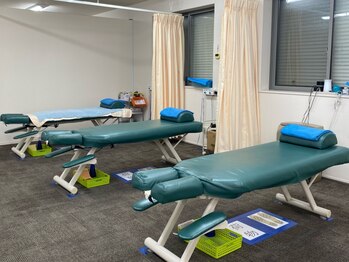 越谷みんなの鍼灸整骨院/ベッド間隔も広いから施術に集中