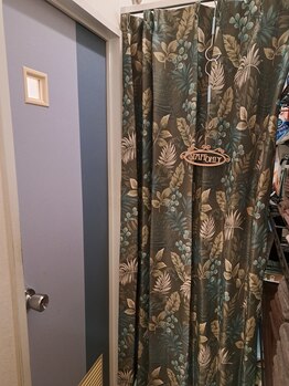 もみほぐしラクア 和光店(もみほぐしRakua)/トイレ入口とバックヤード