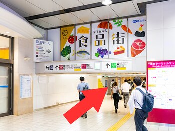 ザブロウ 新宿西口店(THE BROW)/京王モールへ進む