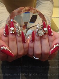 赤スカルプにキラキラストーン