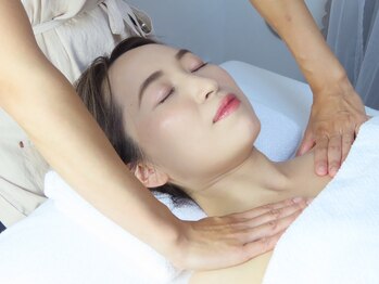 アカラ(AKALA)/デコルテケア/マッサージ