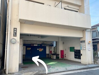 ラピスガーデン 東神奈川(LAPIS GARDEN)/すぐ左手にベージュ色のビル