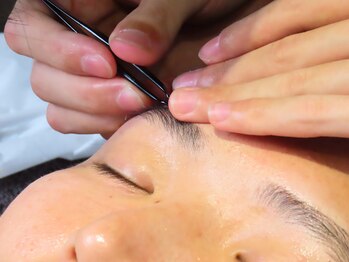 エッジブロウ 恵比寿店(EDGE BROW)/毛抜きで細部まで丁寧に整えます