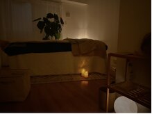 いろどり整体の雰囲気（夜は雰囲気が一転。オイルトリートメントでまったりリラックス◎）