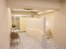 ラヴィ(La Vie)の雰囲気（白を基調に清潔感のある店内です(^^)）