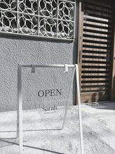 サラ(Sarah.)/クリアの看板が目印です。