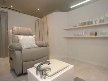 ラヴィン なんばスカイオ店(Lovin)の写真/【女性専用＊ネイルケア・パラスパ専門店】公式認定されたスタッフによる上質なハンド・フットスパを体感。