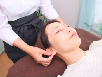 ビールーム 赤羽店(B-ROOM)の写真/【腕が上がる！】施術箇所は耳なのに首肩のつらさ軽減♪耳で健康的な身体に☆耳ツボジュエリー同時◎