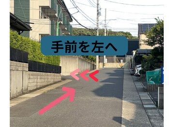 キヅキ鍼灸整体スタジオ(KIZUKI鍼灸整体スタジオ)/手前で必ず左へ