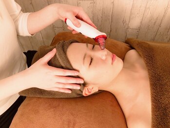 グレースフィオーレ 苫小牧店(GRACEFIORE)の写真/黒ずみ・イチゴ鼻をゴッソリ除去☆【頭蓋骨小顔矯正+毛穴洗浄】芸能人のような"毛穴レス&最強小顔に"