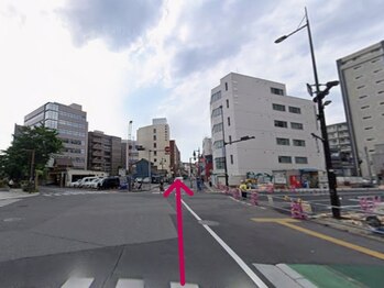 メンズ専門 ダンディースター大宮店/交差点を矢印の方向へ