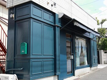 サロン ククゥ(Salon Coucou)/青い外観が目印☆