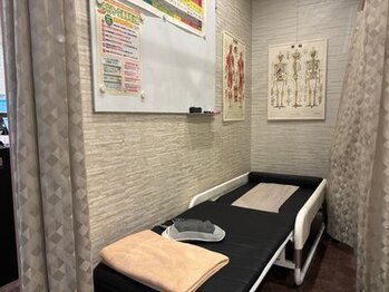 湯川整体院 本院/温め効果付きローラーベッド