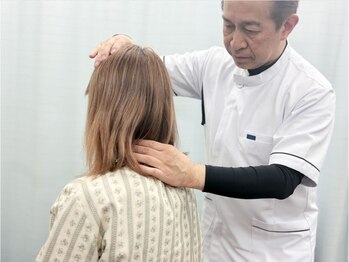 中新整骨院 中野新橋院の写真/首の位置や巻き肩を改善!ボキボキしない整体で初めての方も◎結果重視の整骨院で本来の姿勢へと整えます!